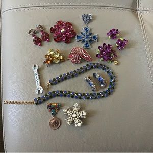 A COLLECTION OF THE VINTAGE RHINESTONE JEWELRY  IMPECCABLE LIKE NEW CONDITION